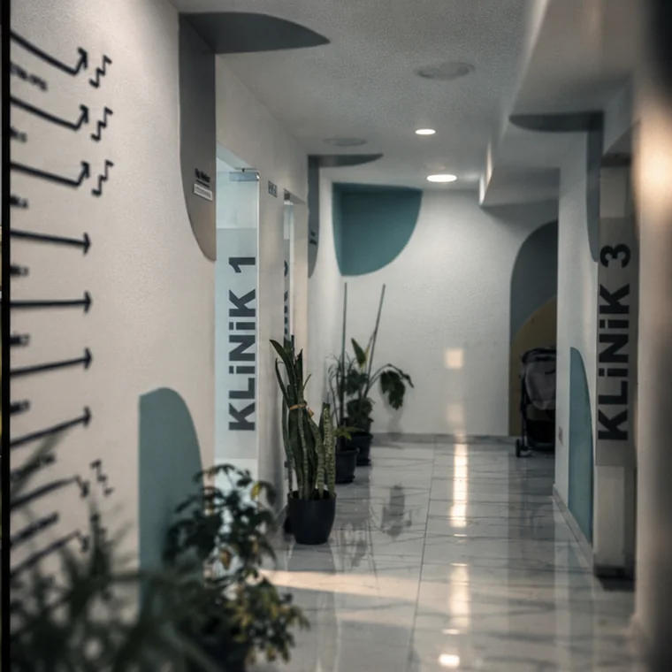 Koridor ve tedavi odaları, Klinik 1–3.